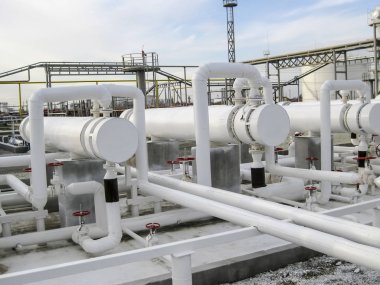 Isı değiştiriciler bir arıtma tesisi içinde. Petrol arıtma için donatım