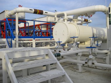 Isı değiştiriciler bir arıtma tesisi içinde. Isıtmalı benzin hava serin. E