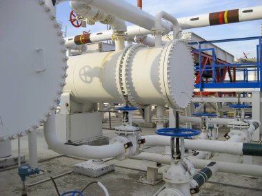 Isı değiştiriciler bir arıtma tesisi içinde. Petrol arıtma donatımı. Isıtmalı benzin hava soğutucu
