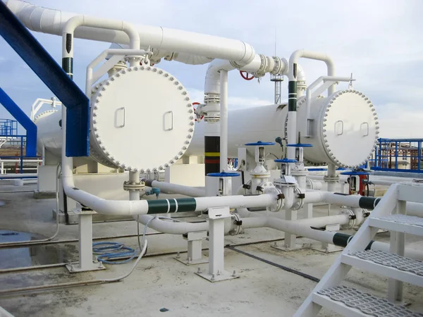 Intercambiadores de calor en una refinería. Refrigerador de aire de gasolina calentada. La e —  Fotos de Stock