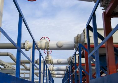 Çelik servis platformu ve merdiven. Ekipman rafineri.