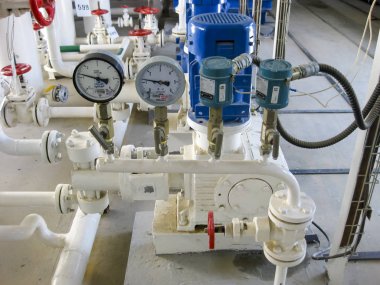 Petrol tesislerinde bitki, Krasnodar, Rusya Federasyonu - 21 Şubat 2017: manometre, petrol rafinerisi. Birincil petrol arıtma için donatım. Birincil petrol rafine için manometre donatım.