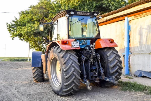 Trekker, permanent in een rij. Landbouwmachines. — Stockfoto