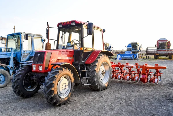Rusland Temrjoek Juli 2015 Trekker Permanent Een Rij Landbouw Machines — Stockfoto
