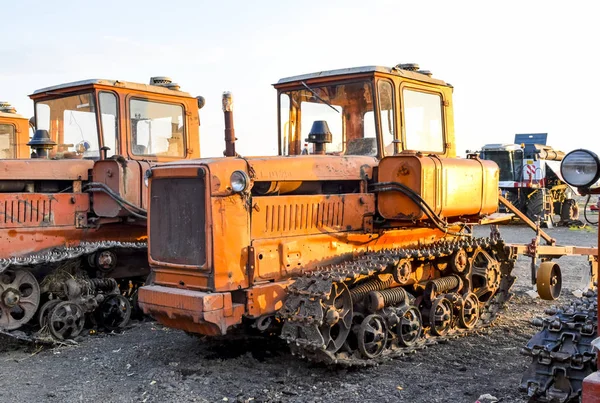 Trattore, in piedi di fila. Macchine agricole . — Foto Stock