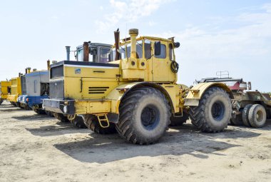 Traktör, üst üste duran. Tarım makineleri.