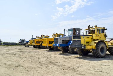 Rusya, Temryuk - 15 Temmuz 2015: üst üste duran traktörü. Tarım makineleri. Tarım makineleri Park