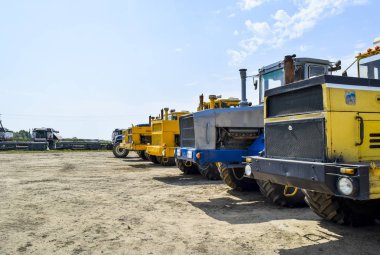 Traktör, üst üste duran. Tarım makineleri.