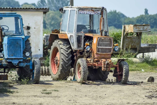Tractor, parado en fila. Maquinaria agrícola . — Foto de Stock