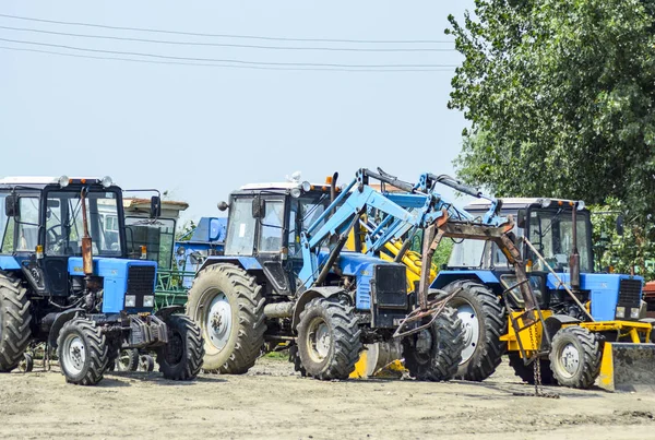 Traktor, állt a sorban. Mezőgazdasági gépek. — Stock Fotó