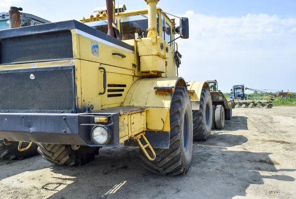 Tractor, standing in a row. Agricultural machinery. — Stock Photo, Image