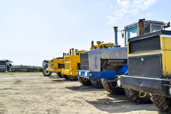 Tracteur, debout en rang. Machines agricoles . — Photo