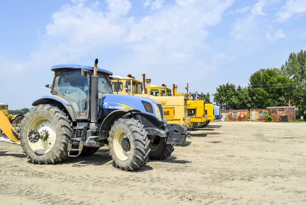 Rusia Temryuk Julio 2015 Tractor Pie Fila Maquinaria Agrícola Estacionamiento —  Fotos de Stock