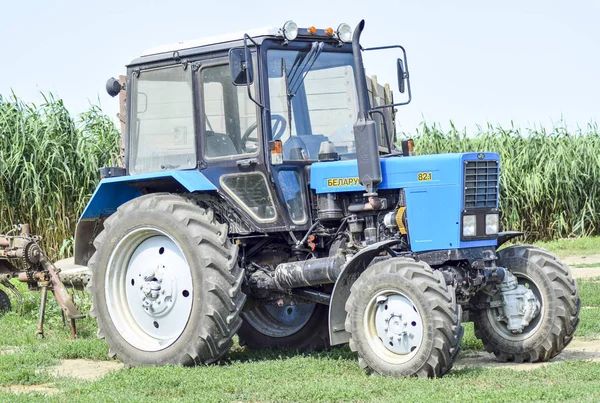 Traktor, állt a sorban. Mezőgazdasági gépek. — Stock Fotó