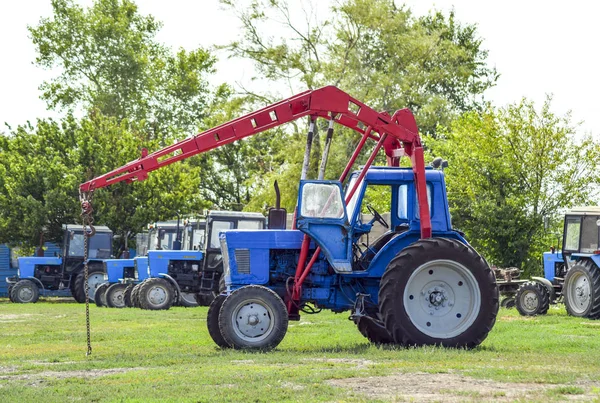 Traktor, állt a sorban. Mezőgazdasági gépek. — Stock Fotó