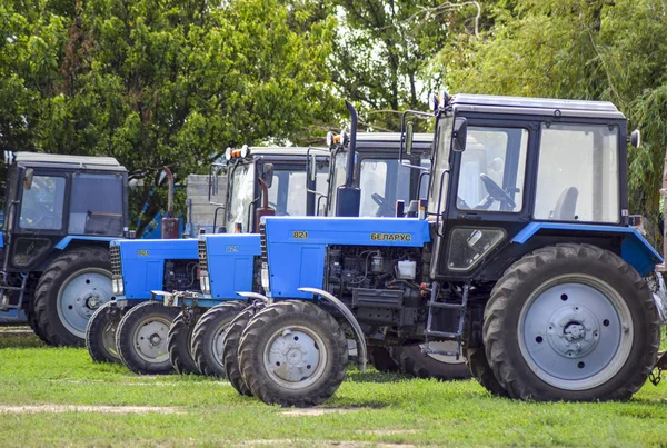 トラクター、行に立っています。農業機械. — ストック写真
