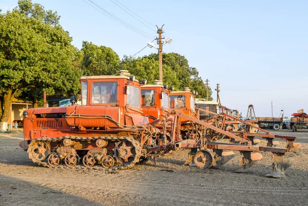 Трактор, що стоїть поспіль. Сільськогосподарська техніка . — стокове фото