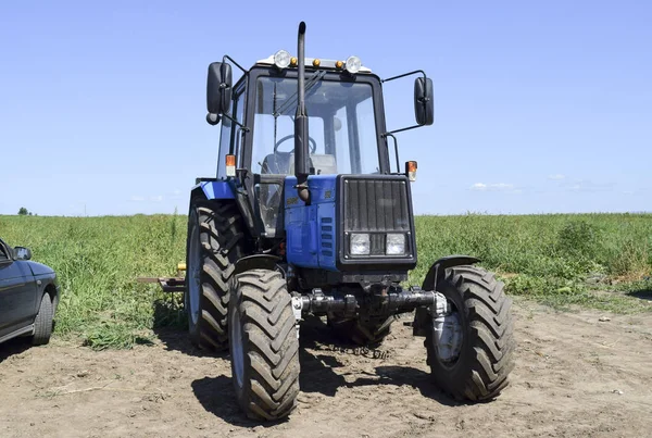 Traktor, in einer Reihe stehend. Landmaschinen. — Stockfoto