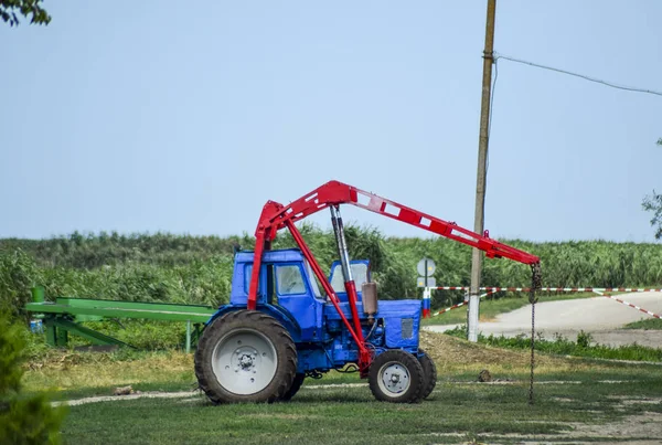 Tracteur, debout en rang. Machines agricoles . — Photo