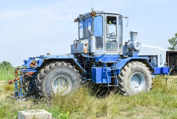 Tractor, standing in a row. Agricultural machinery. — Stock Photo, Image