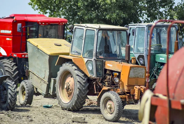 Traktor, állt a sorban. Mezőgazdasági gépek. — Stock Fotó