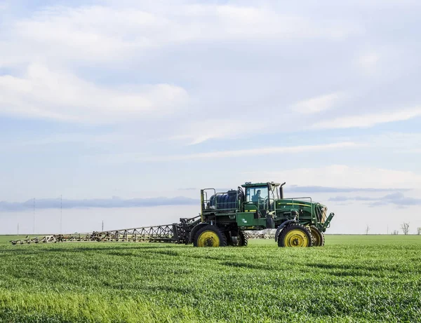 Traktor s nástřikového zařízení pro jemně dispergované hnojivo. TRA — Stock fotografie