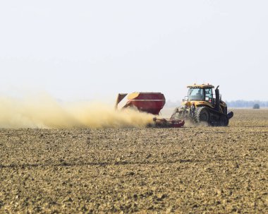 Traktör sahaya sürmek ve soi gübre yapar