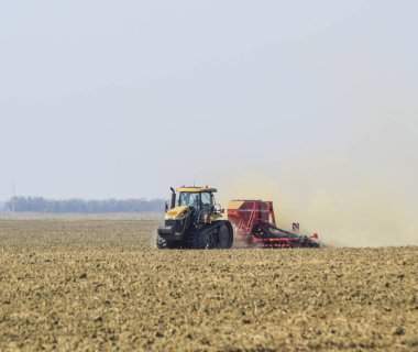 Traktör sahaya sürmek ve soi gübre yapar