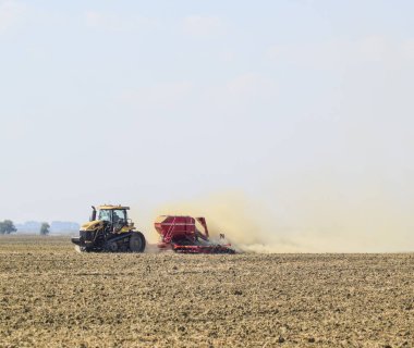 Traktör sahaya sürmek ve soi gübre yapar