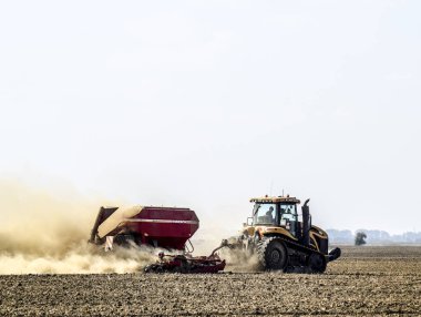 Traktör sahaya sürmek ve soi gübre yapar
