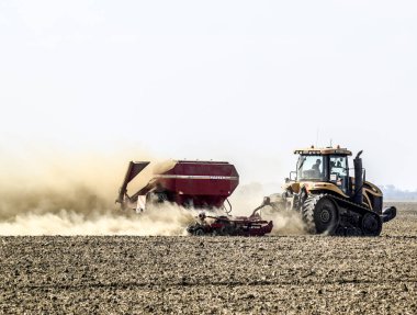 Traktör sahaya sürmek ve soi gübre yapar