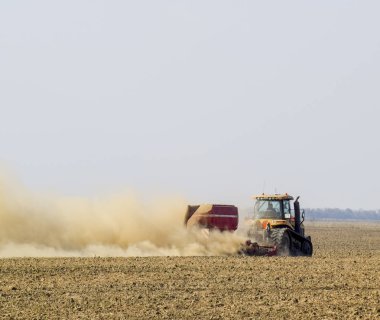 Traktör sahaya sürmek ve soi gübre yapar