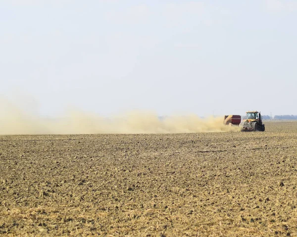 Russia Temryuk July 2015 Tractor Rides Field Makes Fertilizer Soil — Stock Photo, Image