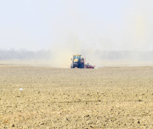 Russia Temryuk July 2015 Tractor Rides Field Makes Fertilizer Soil — Stock Photo, Image