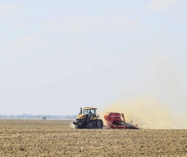 Tractor rides on the field and makes the fertilizer into the soi — Stock Photo, Image