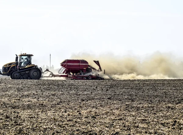 Trator monta no campo e faz com que o fertilizante para o soi — Fotografia de Stock