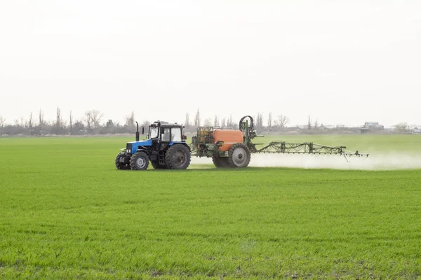 Traktor Vysoká Kola Dělá Hnojivo Mladé Pšenice Používání Chemických Látek — Stock fotografie