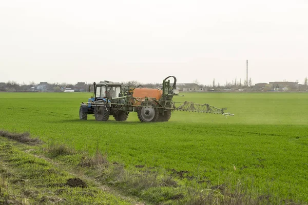 Trator com um dispositivo de pulverização para fertilizantes finamente dispersos . — Fotografia de Stock