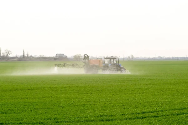 Traktor Mit Hohen Rädern Macht Dünger Auf Jungen Weizen Die — Stockfoto