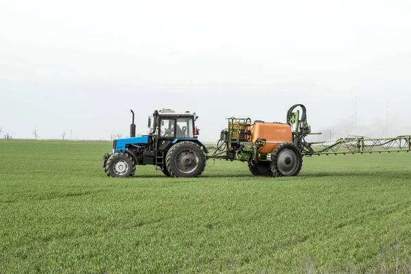 Traktor med en sprejanordning för fint spridda gödningsmedel. — Stockfoto