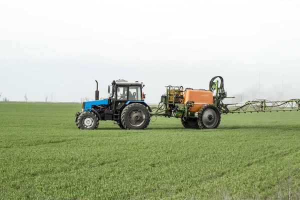 Traktor mit Sprühvorrichtung für fein verteilten Dünger. — Stockfoto