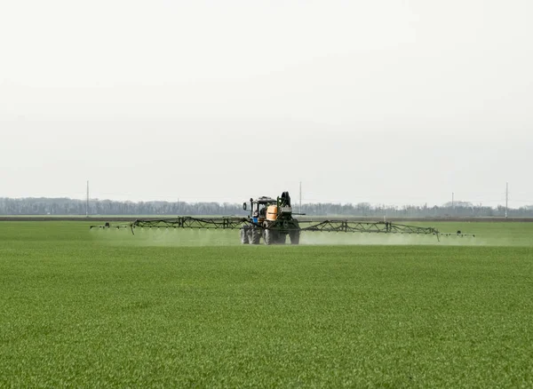 Traktor Mit Hohen Rädern Macht Dünger Auf Jungen Weizen Die — Stockfoto