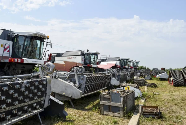 Combine colheitadeiras Torum. Máquinas agrícolas . — Fotografia de Stock