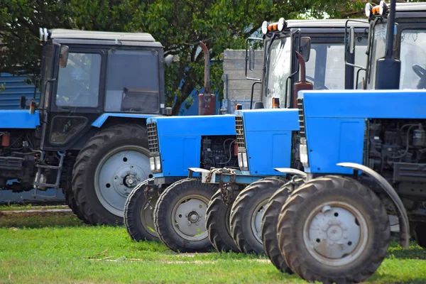 Tractor, standing in a row. Agricultural machinery. — Stock Photo, Image