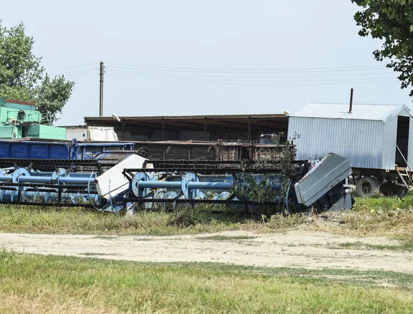 收割联合收割机的一部分 拖拉机和组合拖车 农业机械拖车 — 图库照片