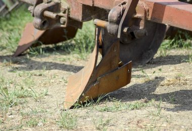 Traktör römork pulluk. Toprak çiftçilik için pulluk. Traktörler ve biçerdöverler için Trailer Hitch. Römork Tarım makineleri için.