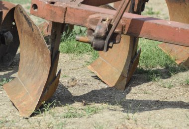 Traktör römork pulluk. Toprak çiftçilik için pulluk. Traktörler ve biçerdöverler için Trailer Hitch. Römork Tarım makineleri için.
