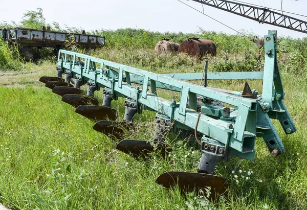 A pótkocsi, a traktor szántás. Eke szántott talaj. — Stock Fotó