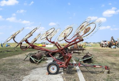 Traktör römork üzerinde tedder. Saman toplamak için makine. Traktörler ve biçerdöverler için Trailer Hitch. Römork Tarım makineleri için.