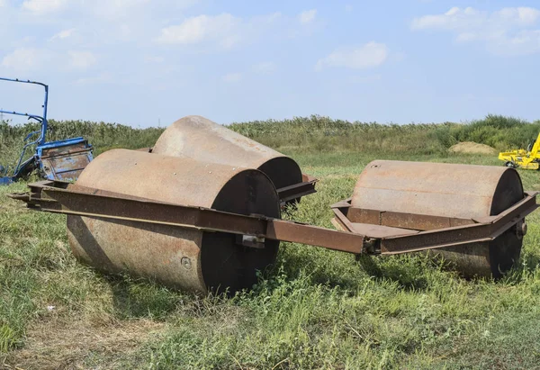 Toprak Pisti Traktör Römork Üzerinde Baskı Toprak Kurcalamak Traktörler Biçerdöverler — Stok fotoğraf